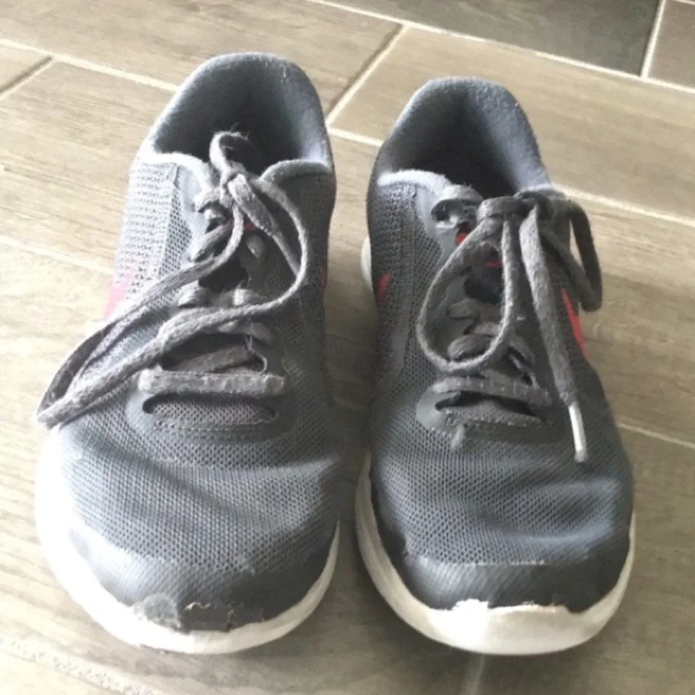 Nike boy’s gray and red color running sneakers shoes size 6Y